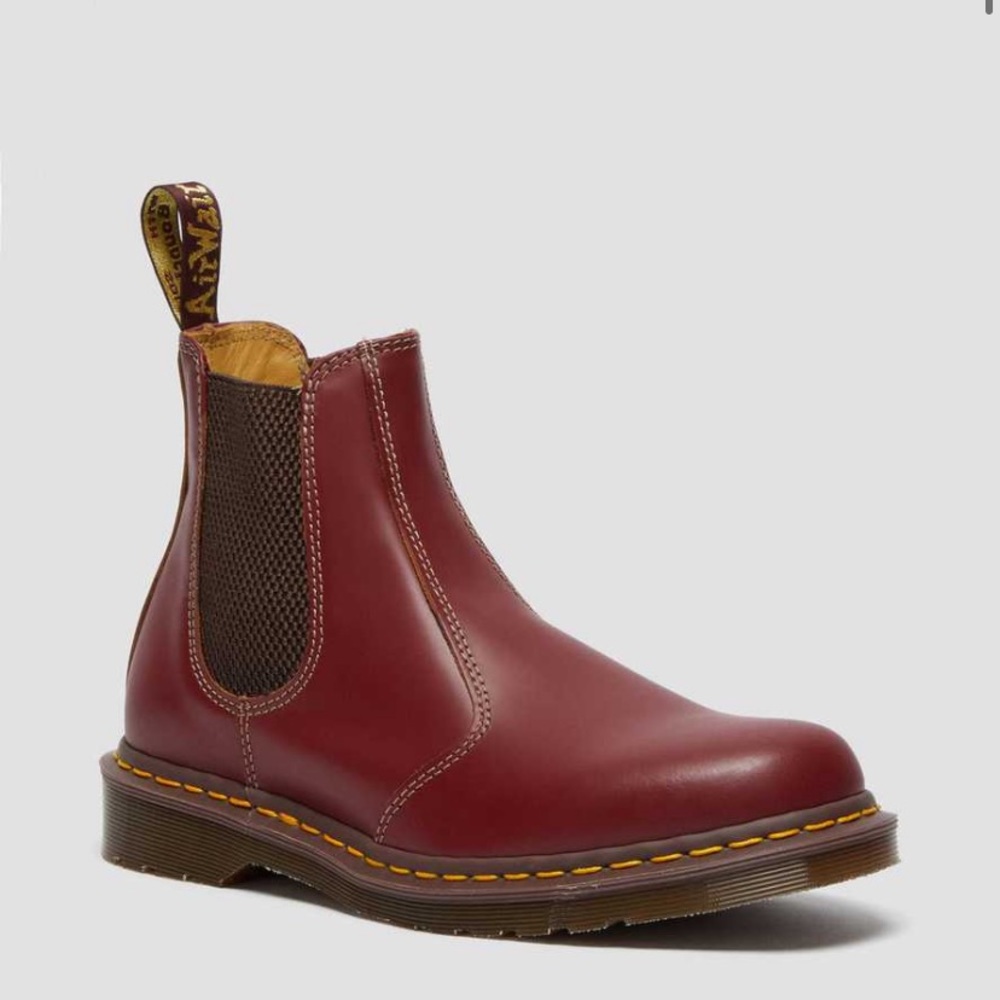 BRAND NEW 2976 DR. MARTENS CHELSEA BOOTS.